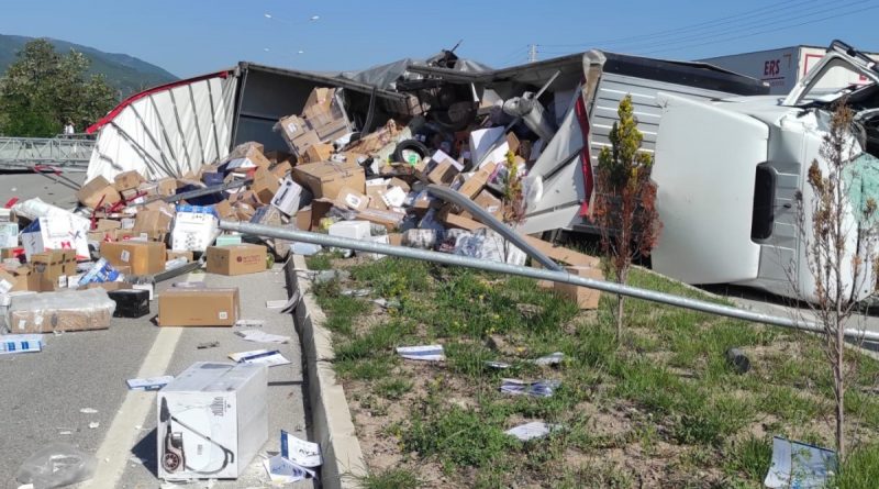 Amasya’da kargo malzemesi taşıyan tır devrildi: 2 yaralı