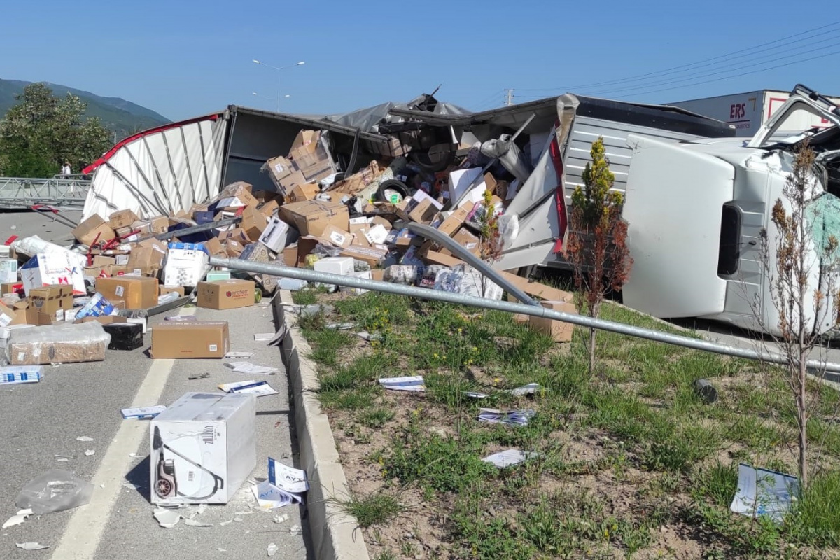 Amasya’da kargo malzemesi taşıyan tır devrildi: 2 yaralı