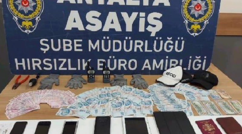 Antalya’da bir araçtan 60 bin lira çalan hırsızlar İzmir’de yakalandı