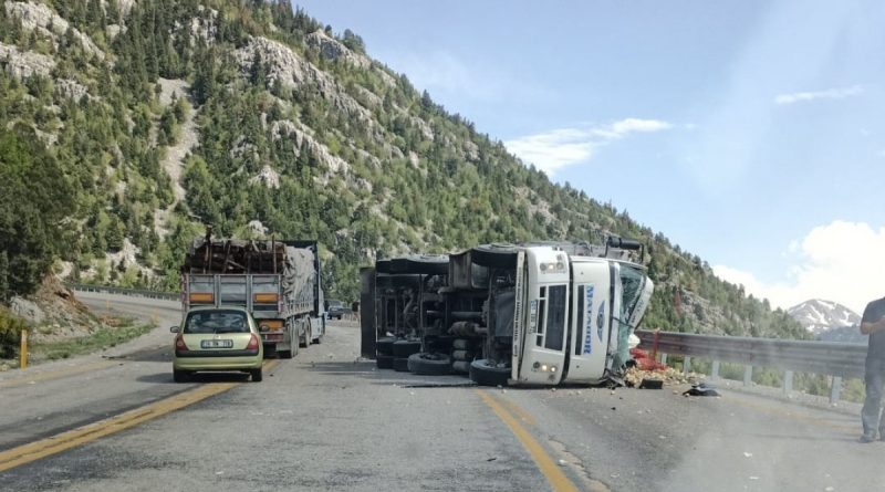 Antalya’da sebze yüklü kamyon devrildi: 1 yaralı