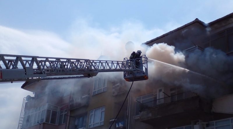 Apartmanın 4. katı alev alev yandı