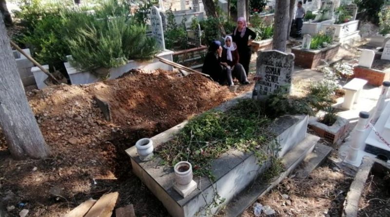 Aracında ölü bulunan genç, 32 yıl önce vefat eden ve ismini aldığı abisinin yanında defnedildi