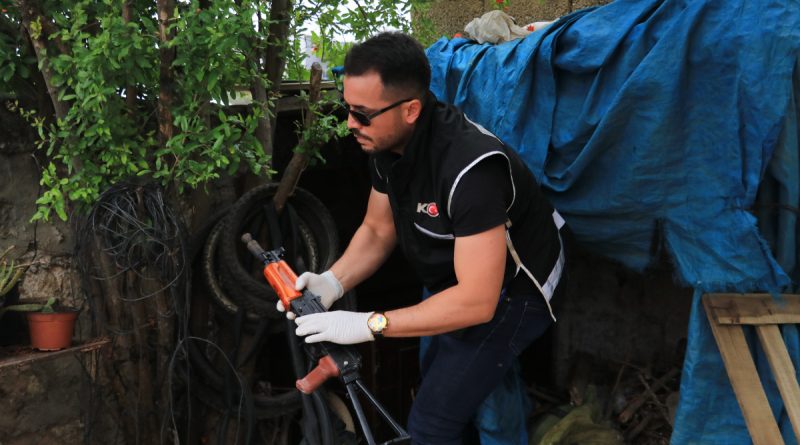 Aranan şüphelinin evinden 10 Kalaşnikof çıktı