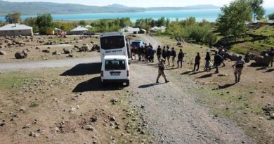 Arazide yaya ilerleyen 28 düzensiz göçmen yakalandı