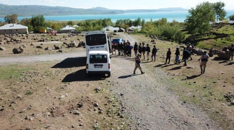 Arazide yaya ilerleyen 28 düzensiz göçmen yakalandı