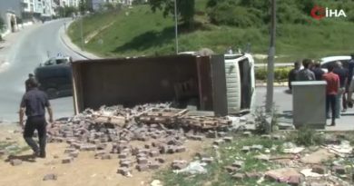 Arnavutköy’de kaldırım taşı yüklü kamyonet yan yattı