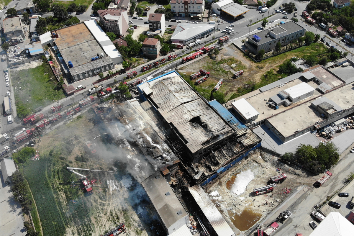 Arnavutköy'deki fabrika yangını yaklaşık 8 saatlik çalışmanın ardından söndürüldü