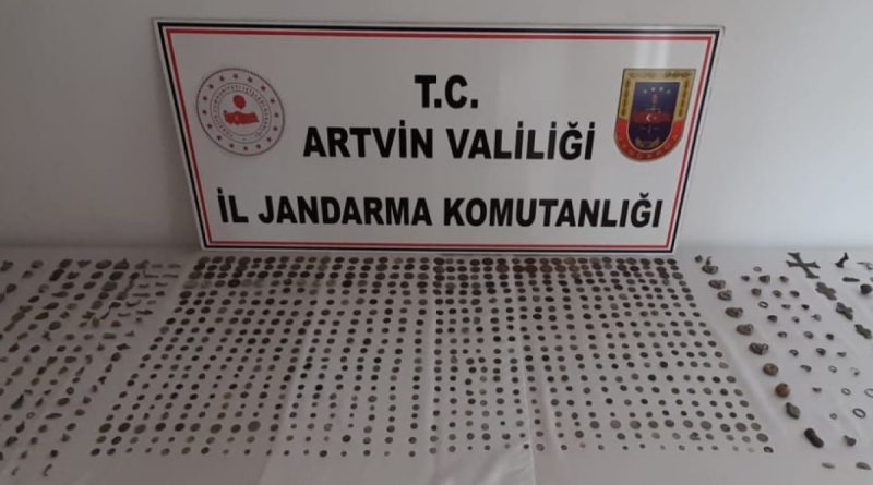Artvin’de durdurulan yolcu otobüsündeki yolcudan bin 21 tarihi sikke çıktı