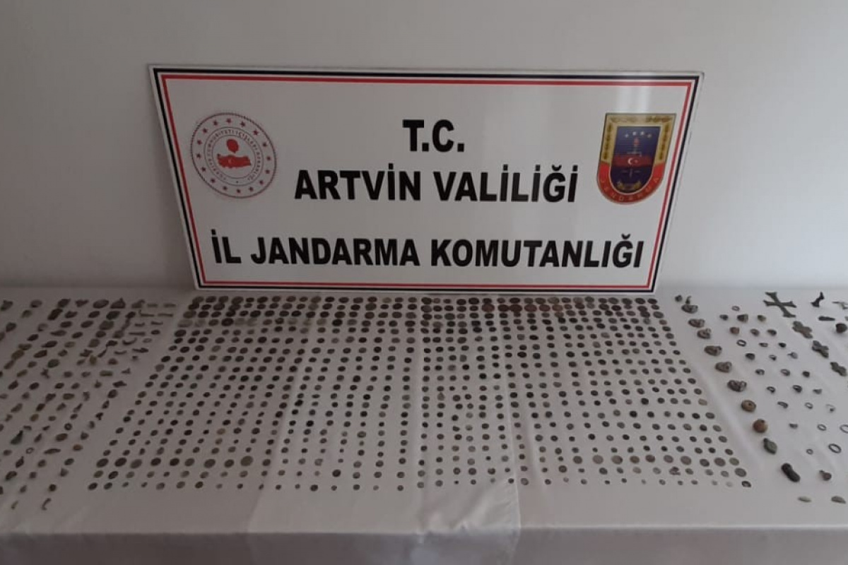 Artvin’de durdurulan yolcu otobüsündeki yolcudan bin 21 tarihi sikke çıktı