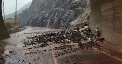 Artvin’de heyelan nedeniyle sürücüler tünelde mahsur kaldı