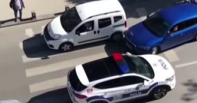 Ataşehir’de ilginç görüntü: Aracını yaya yoluna park etti, geçenlere izin vermedi