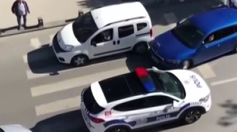 Ataşehir’de ilginç görüntü: Aracını yaya yoluna park etti, geçenlere izin vermedi