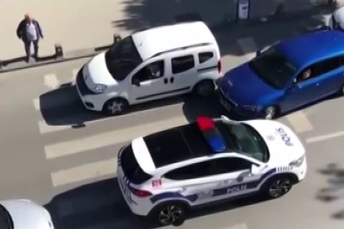 Ataşehir’de ilginç görüntü: Aracını yaya yoluna park etti, geçenlere izin vermedi