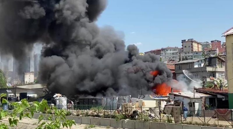 Ataşehir’de kağıt toplayıcılarının karton deposunda yangın