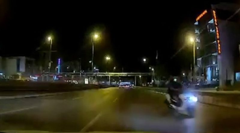 Avcılar E-5'te ters istikamette seyreden motosikletli kamerada