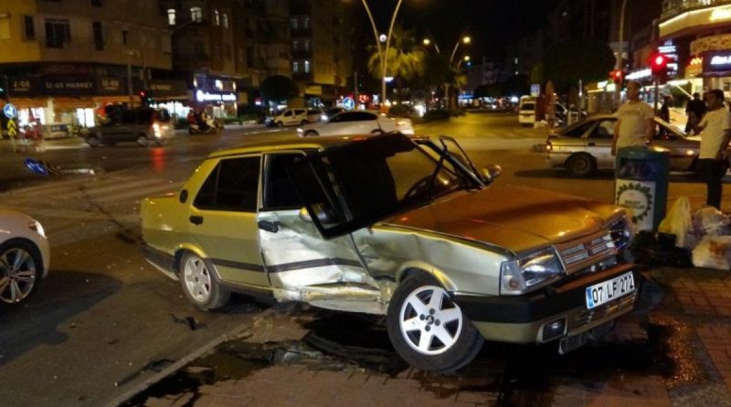Babasının otomobilini kaçıran 16 yaşındaki gencin kız arkadaşıyla kaçamağı hastanede bitti