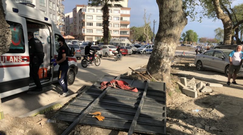 Bacağına demir tabela düşen işçi yaralandı