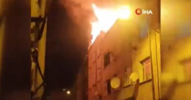 Bağcılar’da 4 katlı binanın çatısı alev alev yandı
