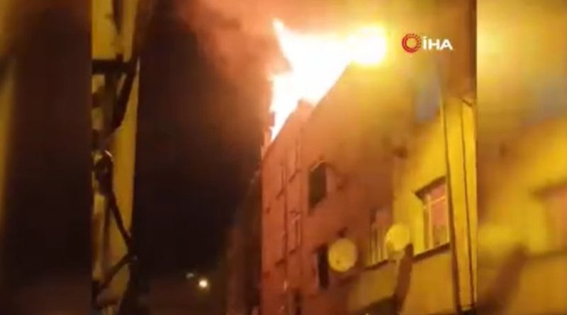 Bağcılar’da 4 katlı binanın çatısı alev alev yandı
