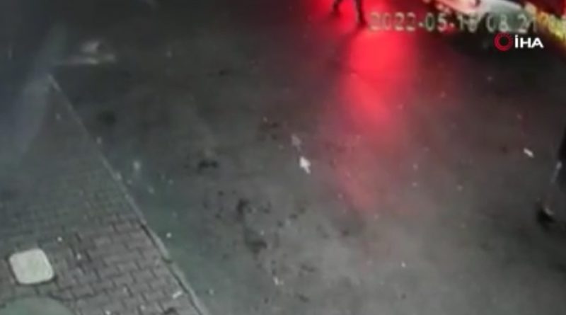 Bağcılar’da kundaklanan araç alev alev yandı