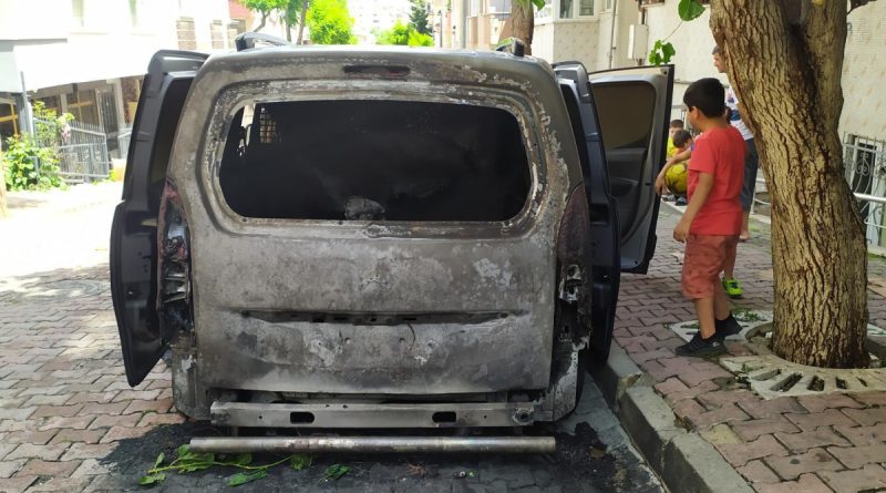 Bahçelievler'de hafif ticari araç alev alev yandı