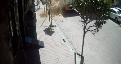 Bahçelievler’de tırdan indirilen tuğlalar otomobilin üzerine devrildi