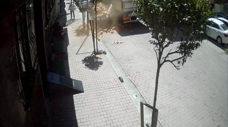 Bahçelievler’de tırdan indirilen tuğlalar otomobilin üzerine devrildi