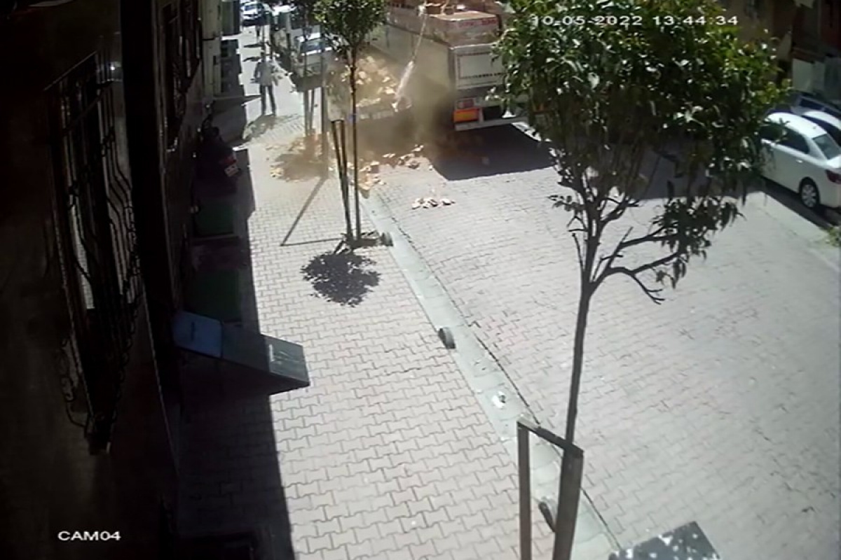 Bahçelievler’de tırdan indirilen tuğlalar otomobilin üzerine devrildi