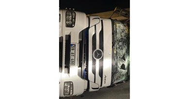 Bakırköy'de üst geçide çarpan tır yola devrildi: 1 yaralı