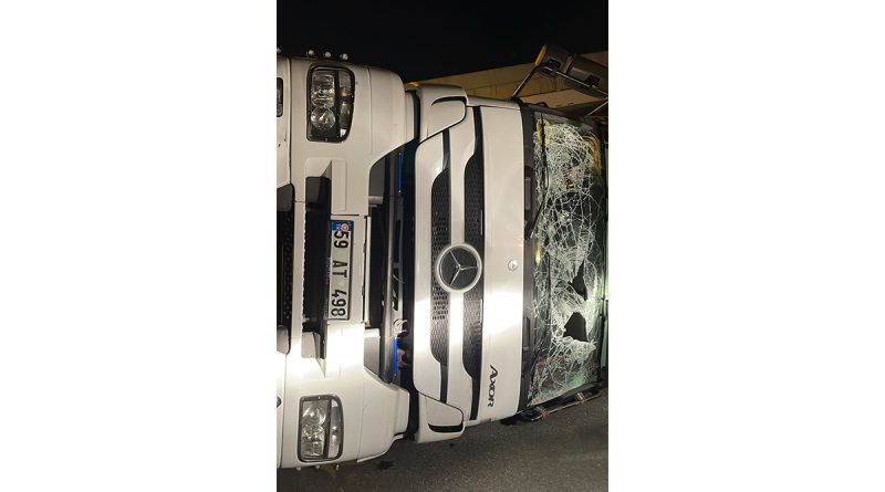 Bakırköy'de üst geçide çarpan tır yola devrildi: 1 yaralı