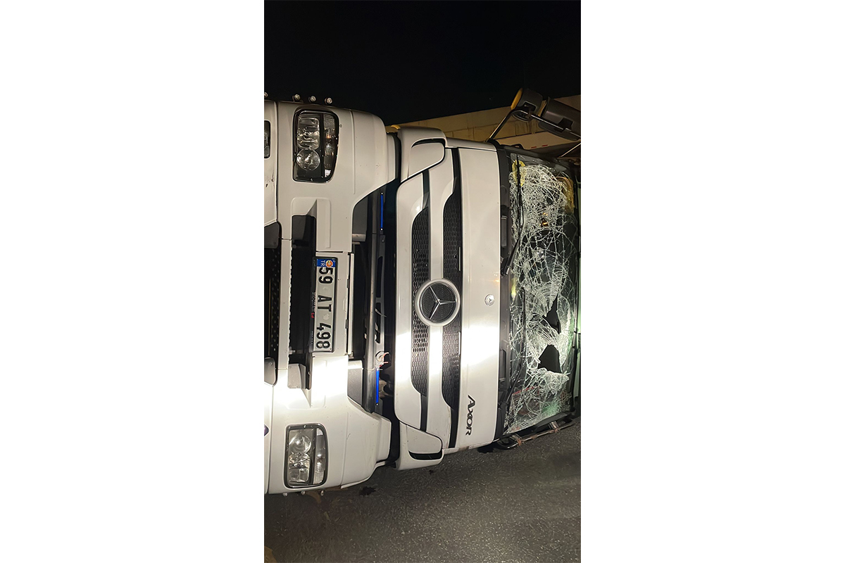 Bakırköy'de üst geçide çarpan tır yola devrildi: 1 yaralı