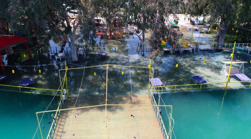 Barajın seviyesi yükseldi, kafeler sular altında kaldı