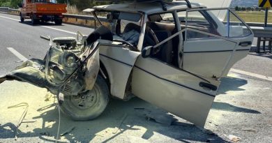 Bariyere çarpan otomobil hurdaya döndü