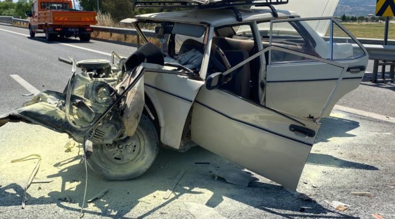 Bariyere çarpan otomobil hurdaya döndü