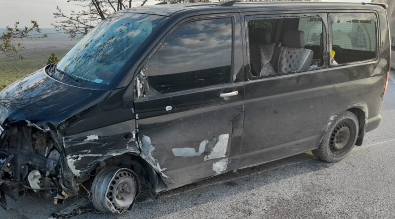 Bariyerlere çarpan minibüste 1 kişi öldü, 2'si çocuk 3 kişi yaralandı