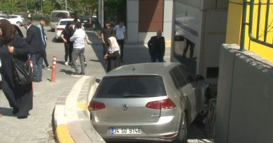 Başakşehir'de otomobil site girişine uçtu