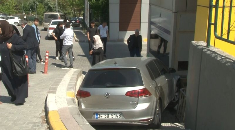 Başakşehir'de otomobil site girişine uçtu