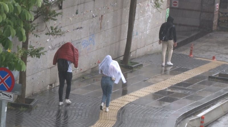 Başkentte aniden bastıran sağanak, vatandaşlara zor anlar yaşattı