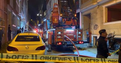 Bayrampaşa’da 4 katlı binanın çatı katı alev alev yandı