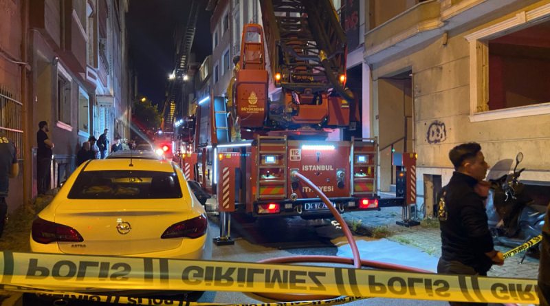 Bayrampaşa’da 4 katlı binanın çatı katı alev alev yandı