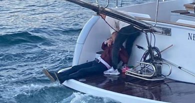 Bebek sahilinde alkollü şahıs yattan denize düştü