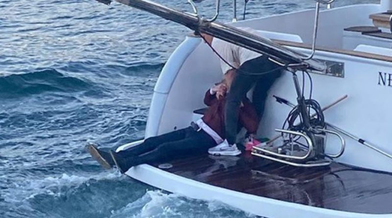 Bebek sahilinde alkollü şahıs yattan denize düştü