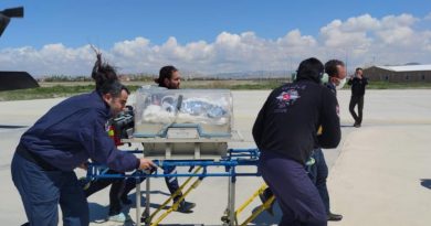 Bel kısmı doğuştan açık olan bebek helikopterle hastaneye ulaştırıldı