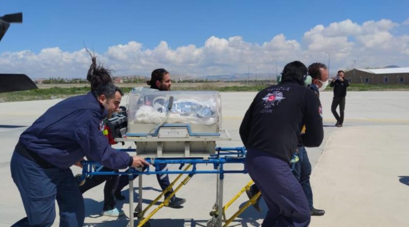 Bel kısmı doğuştan açık olan bebek helikopterle hastaneye ulaştırıldı