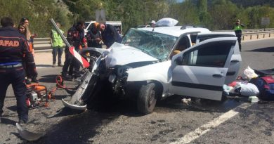 Beton bariyerlere çarpan araçta sıkışan yolcuyu AFAD ekipleri kurtardı