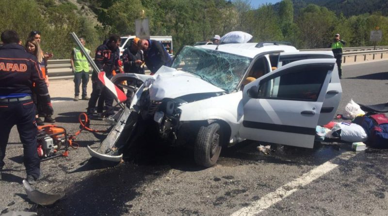 Beton bariyerlere çarpan araçta sıkışan yolcuyu AFAD ekipleri kurtardı