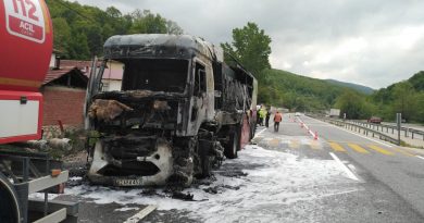 Bilecik'te cam yüklü tır alev alev yandı