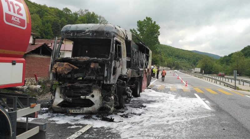 Bilecik'te cam yüklü tır alev alev yandı
