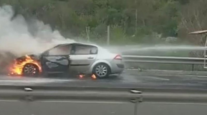 Bilecik'te seyir halindeki araç alev alev yandı
