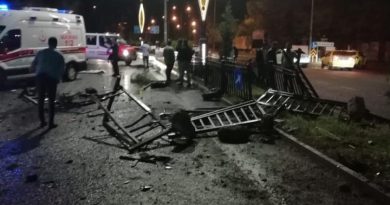 Bingöl’de kontrolden çıkan otomobil bariyerler çarptı: 2 ölü